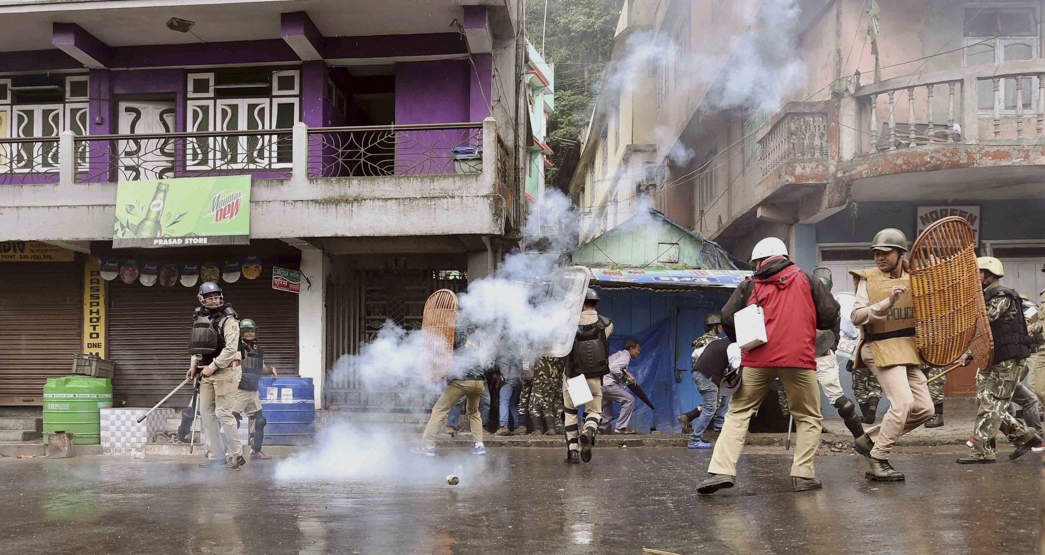 A strike has paralyzed existence in India's Darjeeling 23