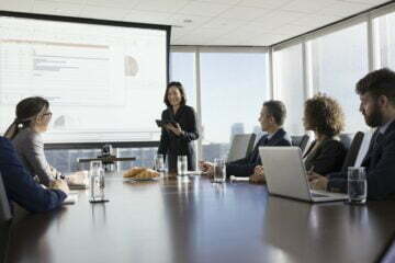 Reviews Of the Top 3 Best Pull Down Projector Screen, You Won't Be Sorry If You Get 1